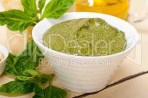 Italian basil pesto sauce ingredients