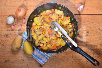 Bratkartoffeln in einer schwarzen Pfanne