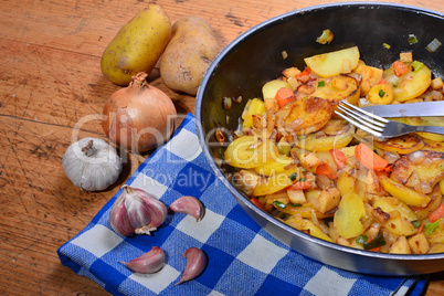 Bratkartoffeln in einer schwarzen Pfanne