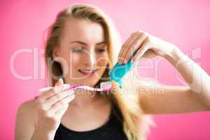 Junge blonde Frau beim Zähneputzen