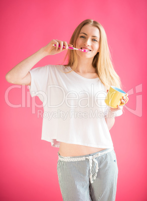 Junge blonde Frau beim Zähneputzen