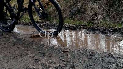 Mountainbiker fährt durch eine Pfütze