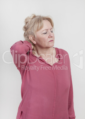 ältere Frau mit Nackenschmerzen