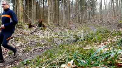 Crossläufer auf einem Pfad im Wald