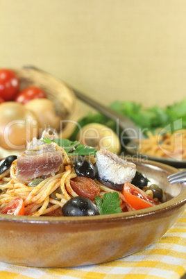 Spaghetti alla puttanesca mit Kapern und Sardellen