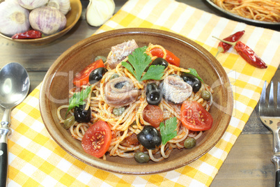 Spaghetti alla puttanesca mit Oliven, Kapern und Sardellen