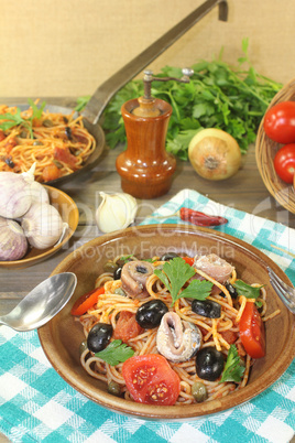 Spaghetti alla puttanesca mit Oliven und Kapern