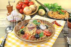 Spaghetti alla puttanesca mit Kapern und Tomaten