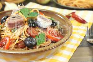 Spaghetti alla puttanesca mit Oliven und Tomaten