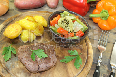 Straußensteaks mit Ofenkartoffeln und Gemüse