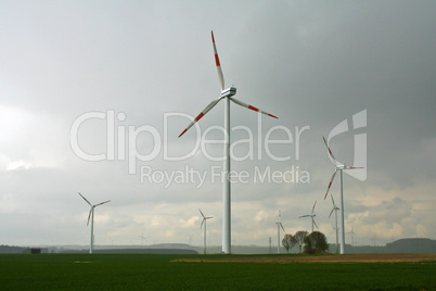 Landschaft mit Windmühlengenerator