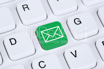 E-Mail senden im Internet auf Computer Tastatur