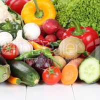 Gemüse wie Tomaten, Paprika, Salat, Pilze und Karotten