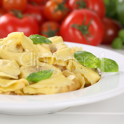 Italienisches Essen Nudeln Tortellini mit Tomaten und Basilikum