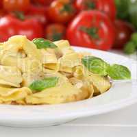 Italienisches Essen Nudeln Tortellini mit Tomaten und Basilikum