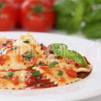 Italienisches Essen Nudeln Ravioli mit Tomaten Pasta Gericht
