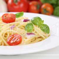 Italienisches Essen Spaghetti Nudeln Pasta mit Tomaten auf Telle