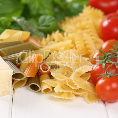 Zutaten für ein Pasta Nudel Gericht mit Tomaten, Parmesan Käse