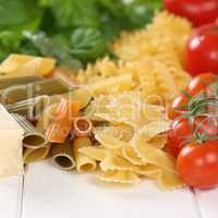 Zutaten für ein Pasta Nudel Gericht mit Tomaten, Parmesan Käse