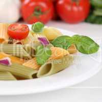 Italienisches Essen bunte Penne Rigate Nudeln Pasta mit Tomaten