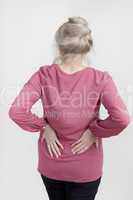 Seniorin mit Rückenschmerzen