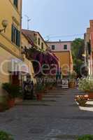 Gasse in Marina di Campo, Insel Elba, Italien