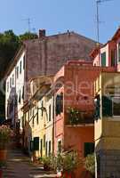 Gasse in Marina di Campo, Insel Elba, Italien