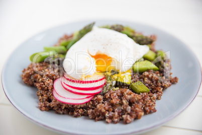 Quinoa Salat mit grünem Spargel und pochiertem Ei