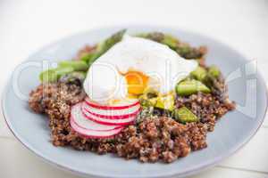 Quinoa Salat mit grünem Spargel und pochiertem Ei