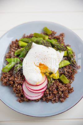 Quinoa Salat mit grünem Spargel und pochiertem Ei