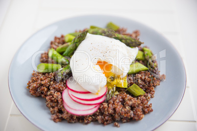 Quinoa Salat mit grünem Spargel und pochiertem Ei