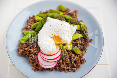 Quinoa Salat mit grünem Spargel und pochiertem Ei