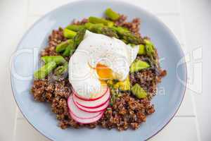 Quinoa Salat mit grünem Spargel und pochiertem Ei