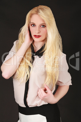 Portrait einer jungen blonden Frau mit langen Haaren