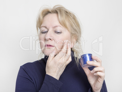 ältere Frau mit Gesichtscreme