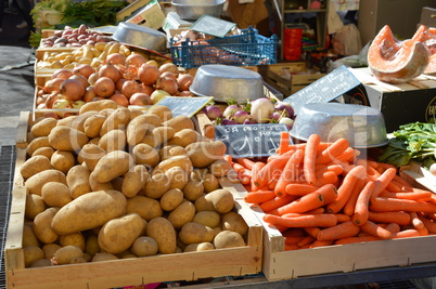 Marktstand mit Kartoffeln