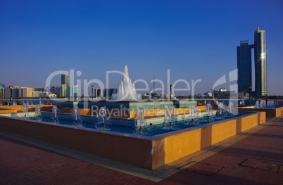 Skyline von Abu Dhabi Hochhaus mit Springbrunnen