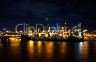 Hafen von Abu Dhabi in der Nacht mit Kränen und Schiffen