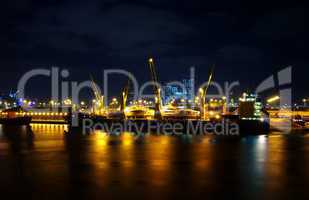 Hafen von Abu Dhabi in der Nacht mit Kränen und Schiffen