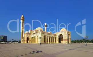 Moschee in Abu Dhabi am Morgen mit Vorplatz Panorama