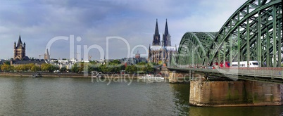 Hohenzollernbrücke in Köln mit dem Kölner Dom am Rhein