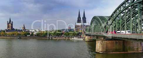 Hohenzollernbrücke in Köln mit dem Kölner Dom am Rhein