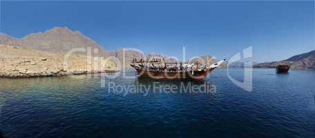 Mit dem Schiff einer Dhau in den Vereinigten Arabischen Emiraten vor den Bergen