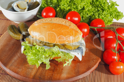 Fischbrötchen mit saurem Hering, Rollmops