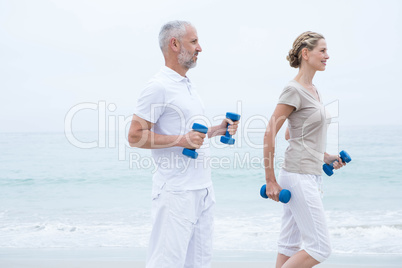 Fit couple lifting dumbbells