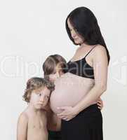 Kinder mit schwangerer Mutter