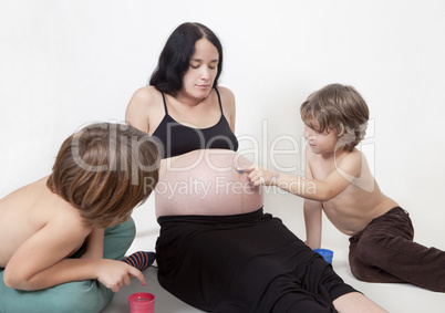 schwangerer Mutter mit Kindern