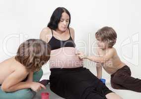 schwangerer Mutter mit Kindern