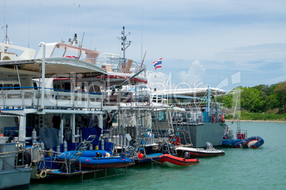 Boote, Schiffe und Yachten im Hafen von Phuket