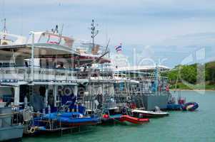 Boote, Schiffe und Yachten im Hafen von Phuket